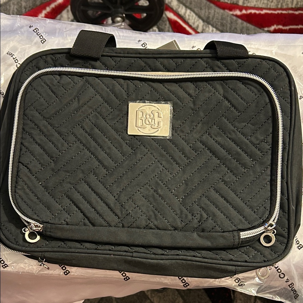 B&C Quilted Black Toiletry Bag -unisex